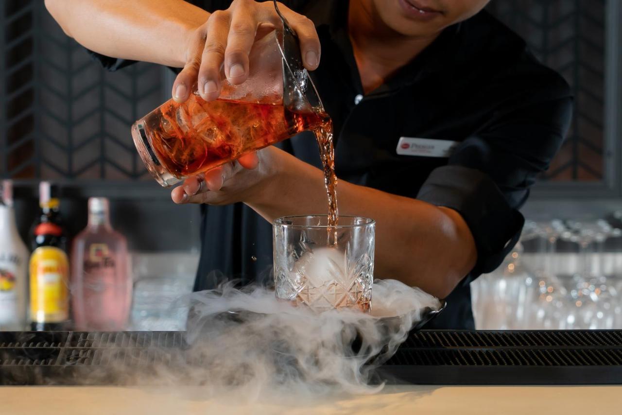 Bayphere Hotel Pattaya Jc Na Chom Thian Ngoại thất bức ảnh A bartender pouring a cocktail