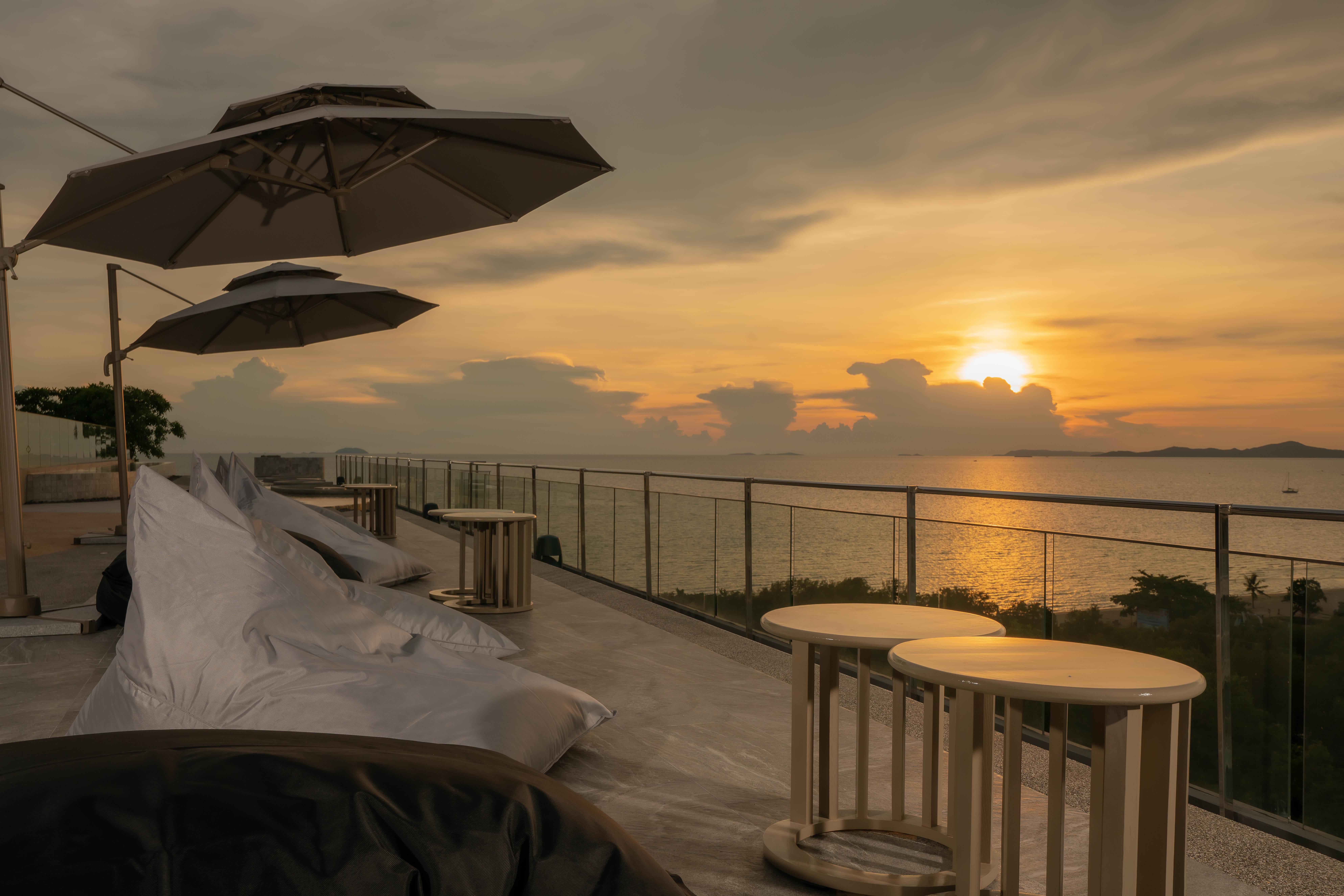 Bayphere Hotel Pattaya Jc Na Chom Thian Ngoại thất bức ảnh Sunset at the rooftop bar