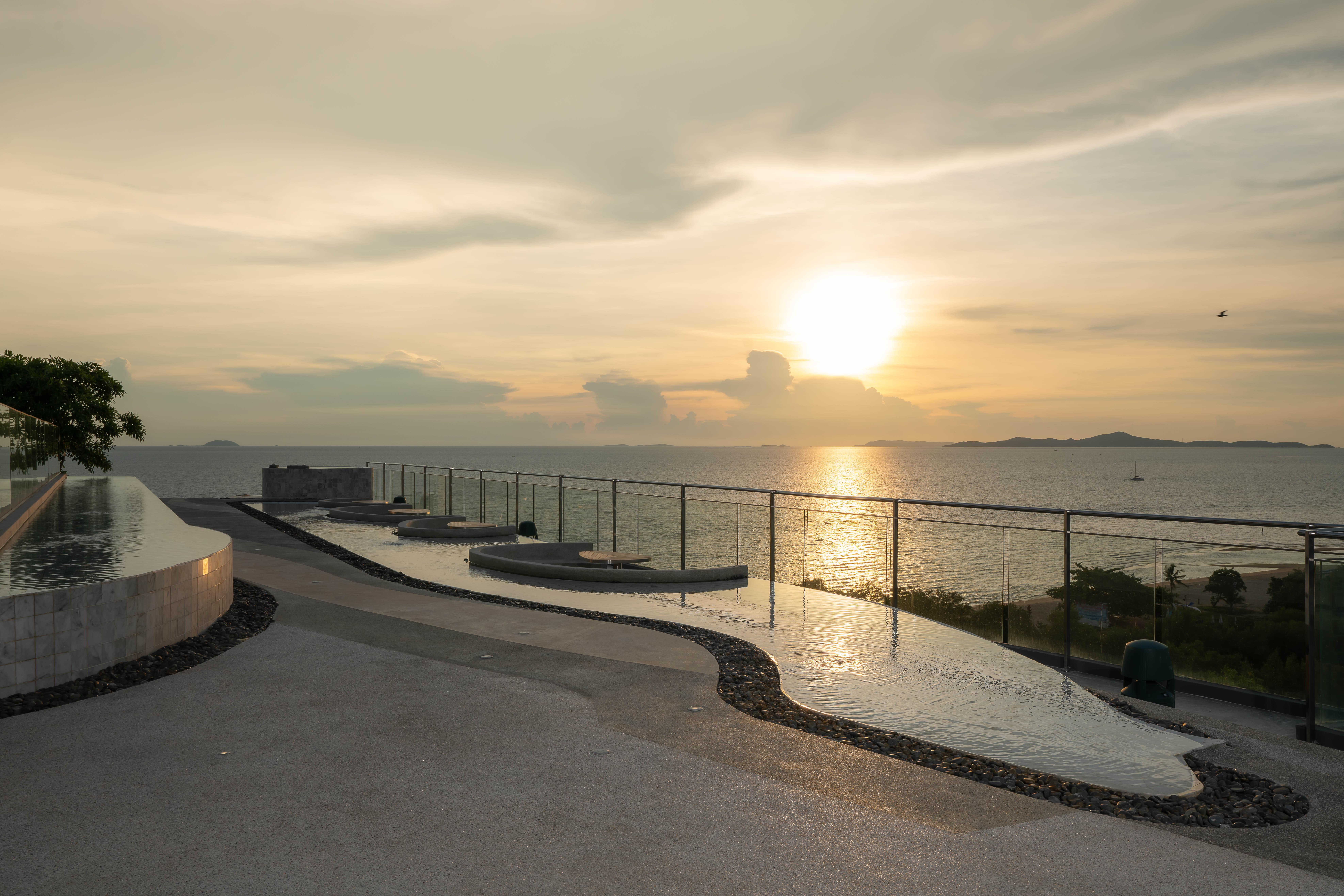 Bayphere Hotel Pattaya Jc Na Chom Thian Ngoại thất bức ảnh Sunset at the viewing platform