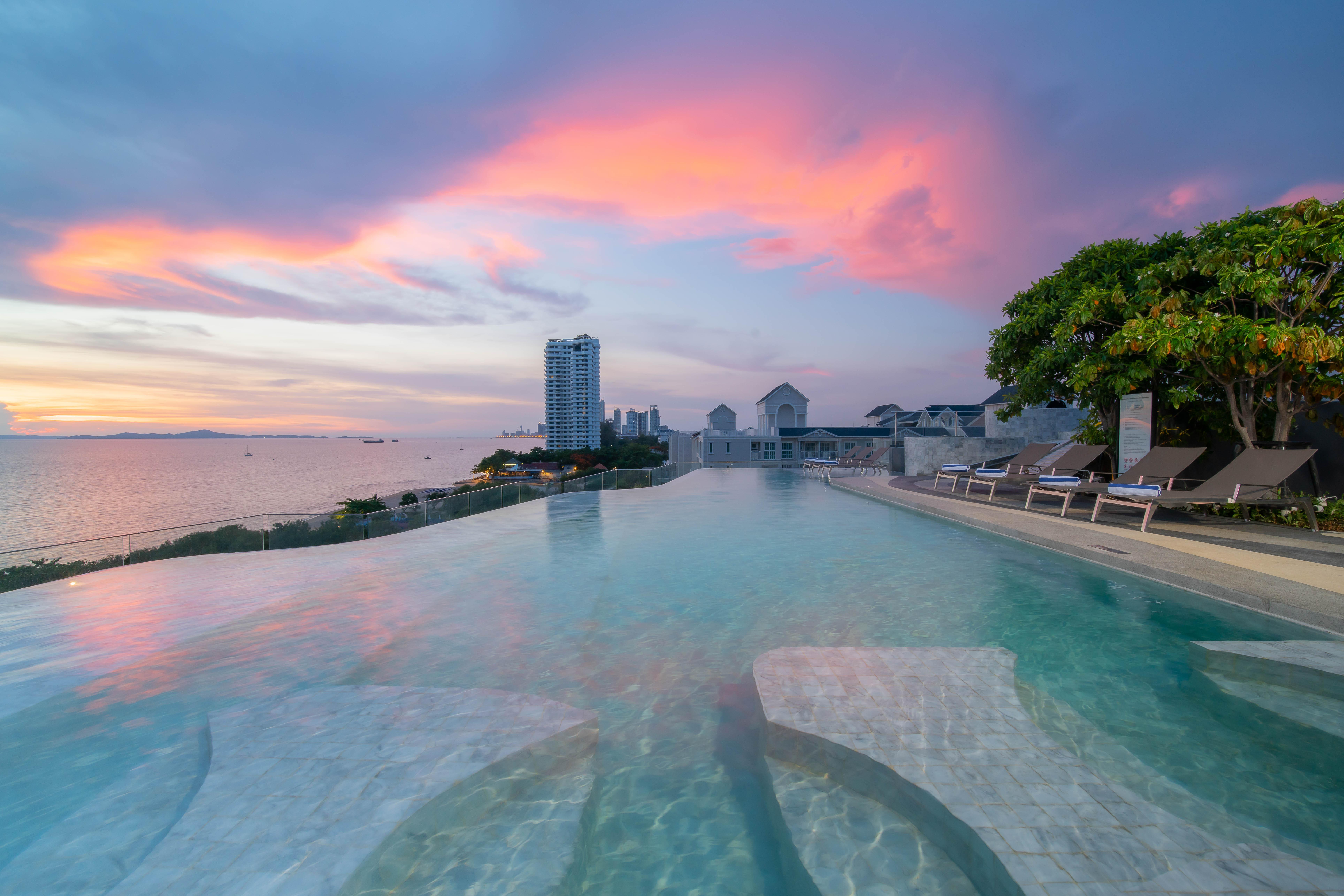 Bayphere Hotel Pattaya Jc Na Chom Thian Ngoại thất bức ảnh Infinity pool at the InterContinental Hotel, Pattaya, Thailand